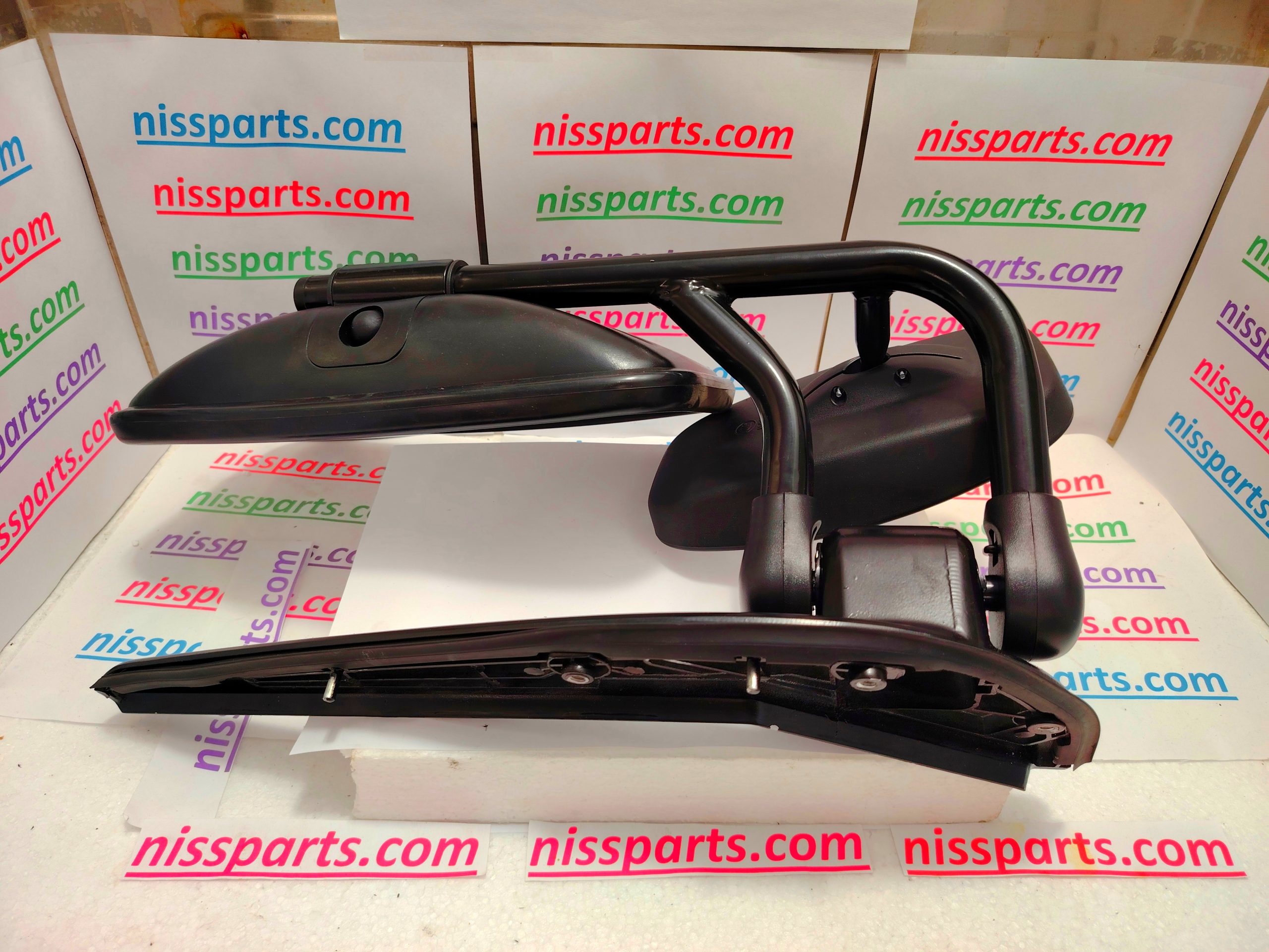 OGLINDA STANGA CU SUPORT CABSTAR/MAXITY 96302MB44B – Nissparts